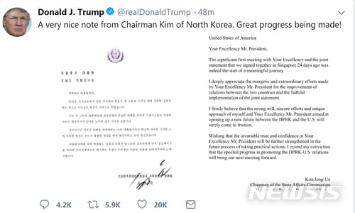 【서울=뉴시스】조성봉 기자 = 도널드 트럼프 미국 대통령이 북한 김정은 국무위원장으로부터 받은 친서를 12일(현지시간) 트위터에 전격 공개했다.   트럼프 대통령은 이날 트위터에 "북한 김정은 국무위원장으로부터 받은 아주 멋진 글, 아주 큰 진전이 이뤄지고 있다"며 친서를 첨부했다. 2018.07.13.(사진=트럼프 미 대통령 트위터 캡처)  photo@newsis.com   <저작권자ⓒ 공감언론 뉴시스통신사. 무단전재-재배포 금지.>