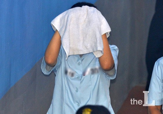 부장판사 출신 최유정 변호사가 서울 서초구 서울고등법원에서 열린 항소심에 출석하기 위해 수건으로 얼굴을 가린 채 구치감에서 법정으로 이동하고 있다. /사진=뉴스1