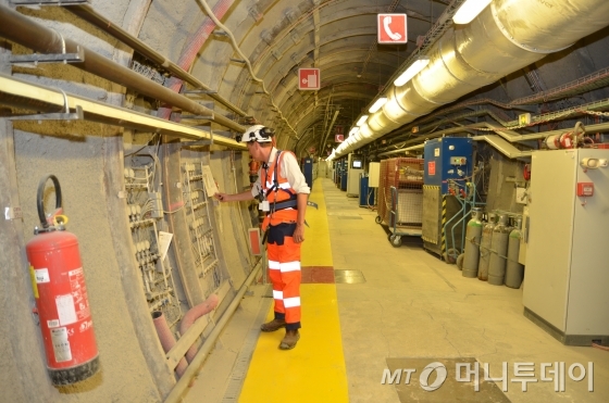프랑스 그랑테스트 레지옹(region) 뫼즈 데파르트망(departement)의 뷰흐(Bure)에 위치한 사용후핵연료 심지층처분 지하연구시설(URL)에서 연구원이 실증 실험을 진행하고 있다./사진=유영호 기자