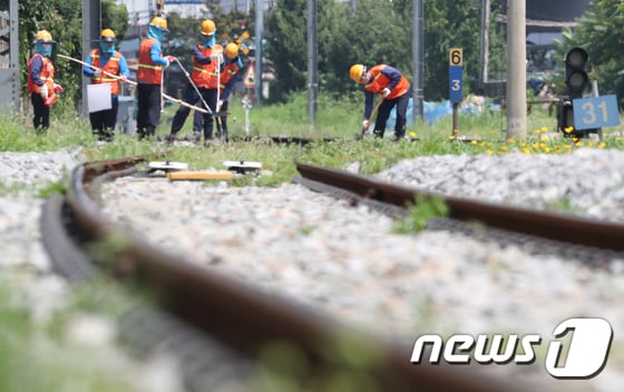 19일 코레일 직원들이 서울 용산구 서빙고역의 선로 위에서 도상자갈을 보충하고 있다. /사진제공= 뉴스1