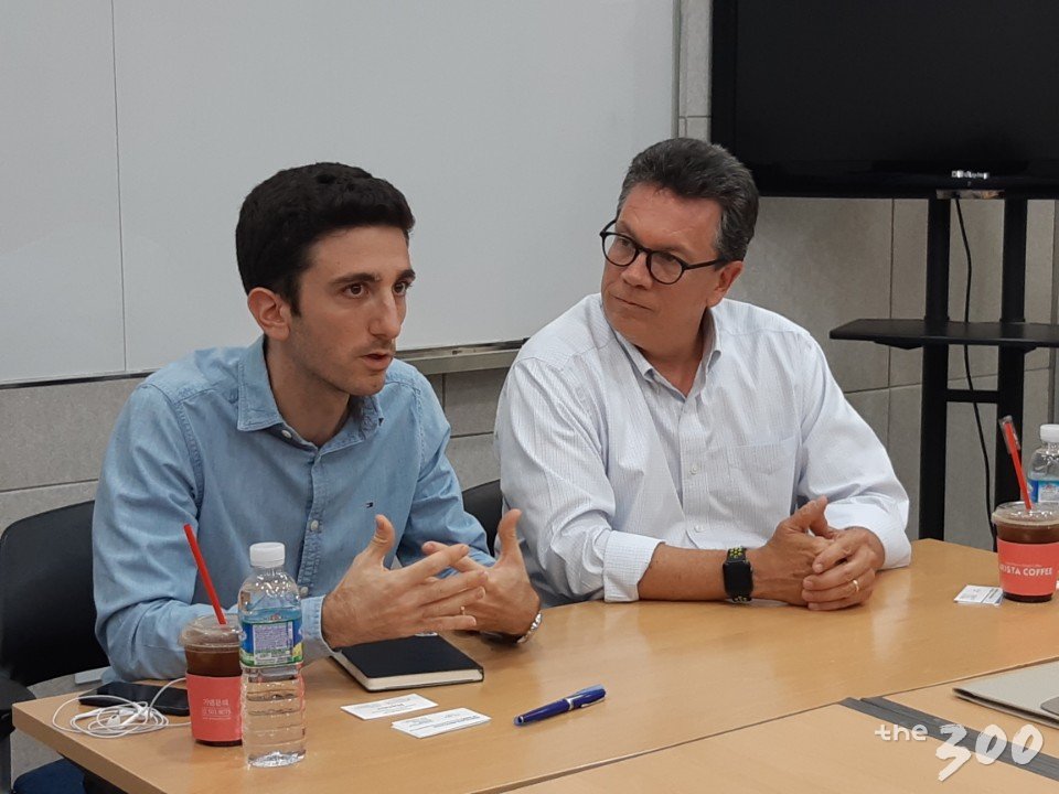 알렉시오스 만찰리스 IFCN 디렉터(왼쪽)과 빌 아데어 듀크대 교수(오른쪽)/사진=김희량 인턴기자