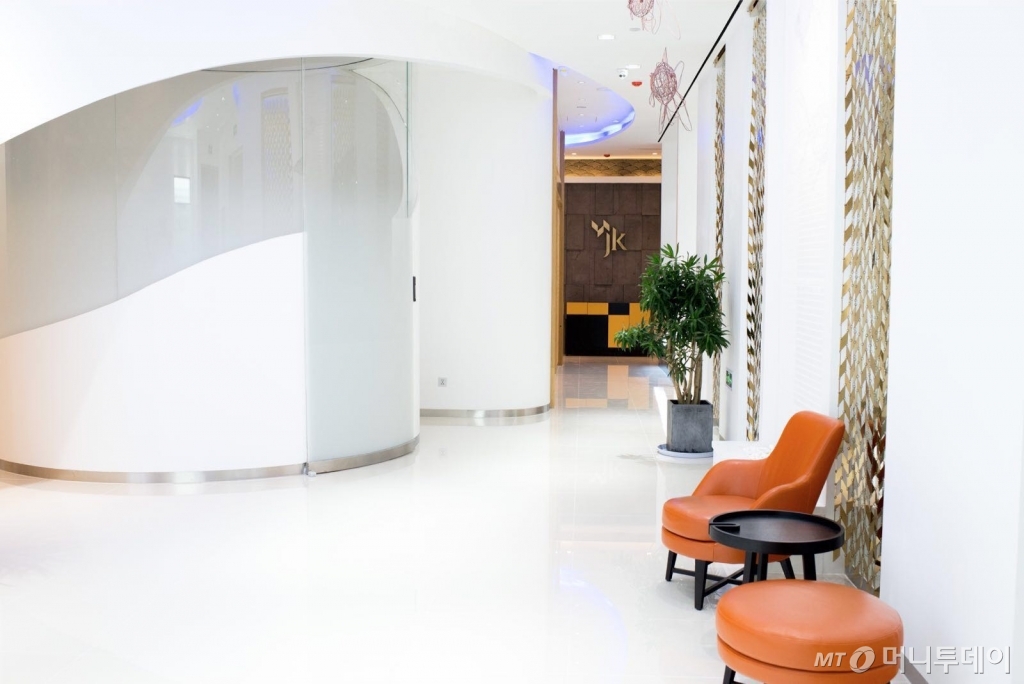 중국 허난성 성도 정저우시 시내에 위치한 한국계 성형병원 '중평JK'의 실내 입구 모습/사진 제공=중평JK