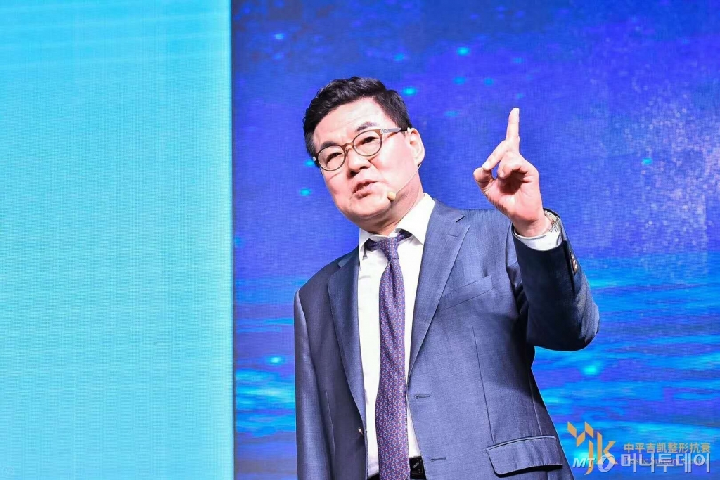 지난 7월20일 허난성 성도 정저우에서 열린 중평JK 브랜드 발표회에서 CEO인 김광복 BIC 총재가 발표를 하고 있다./사진제공= 중평JK