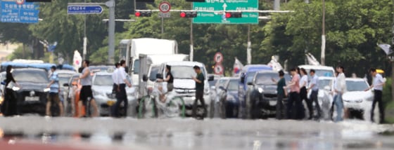 전국 대부분 지역에 폭염특보가 내려진 지난 16일 오후 서울 여의대로에 지열로 인한 아지랑이가 피어오르고 있다./사진=뉴스1