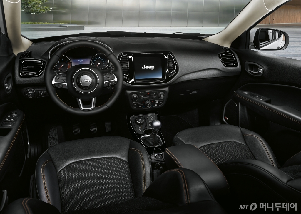 지프, '올 뉴 컴패스' 리미티드 실내 /사진제공=FCA코리아