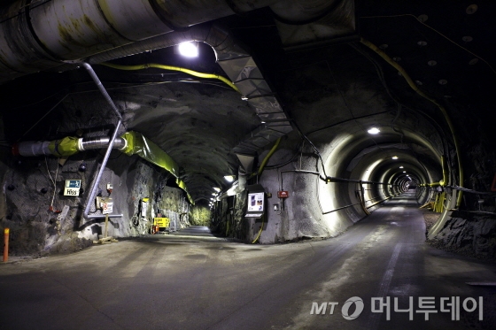 스웨덴 아스카르스함에 위치한 아스포(aspo) 지하연구시설(URL)의 모습. 18억년 전에 생선된 화강암을 뚫어 만든 지하 450m 터널에서는 영구처분시설 굴착방법, 심지층 구조에서의 사용후핵연료 및 처분용기 물질 성능 테스트, 수직처분 및 수평처분 연구 등이 진행 중이다./사진제공=SKB