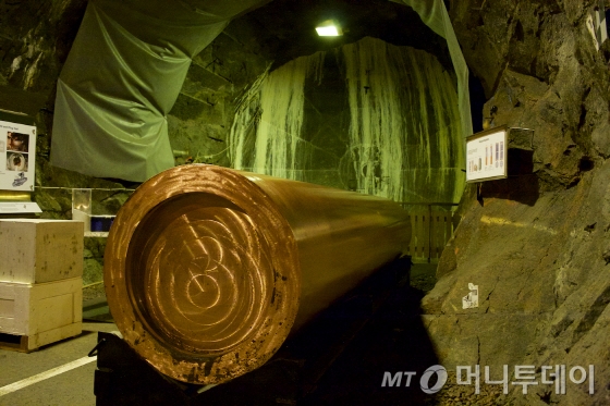 스웨덴 아스카르스함에 위치한 아스포(aspo) 지하연구시설(URL)의 모습. 18억년 전에 생선된 화강암을 뚫어 만든 지하 450m 터널에서 실험 중인 사용후핵연료 영구처분용기의 모습./사진제공=SKB