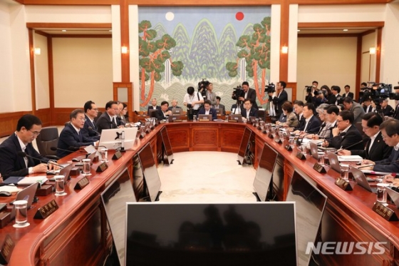 【서울=뉴시스】박진희 기자 = 문재인 대통령이 24일 오전 청와대 세종실에서 열린 2018년도 제32회 국무회의를 주재하고 있다. 2018.07.24.  pak7130@newsis.com