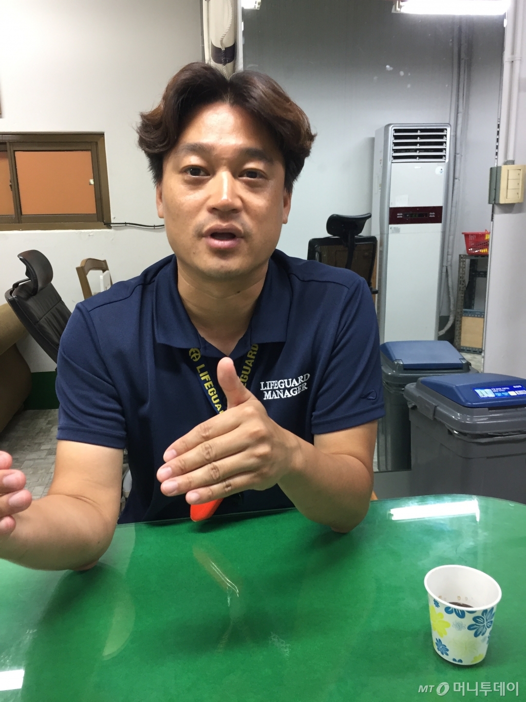 2001년 아르바이트로 시작해 17년째 수상안전요원으로 일하는 유제광 선임 라이프가드. 그는 "물이 아무리 앝아도 물이 있는 곳은 모두 위험하다는 인식이 라이프가드에겐 중요하다"며 "아무 일도 일어나지 않은 하루를 마치고 '사람 하나 구했다'는 내게 주는 작은 위로와 보람이 이 일을 하는 기쁨"이라고 말했다. /용인(경기)=김고금평 기자