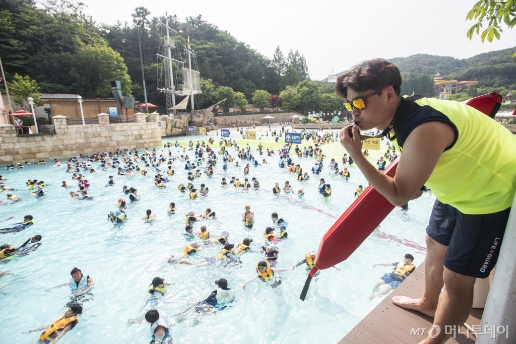 캐리비안 베이에서 17년재 근무하는 유제광 선임 라이프가드. /사진제공=에버랜드