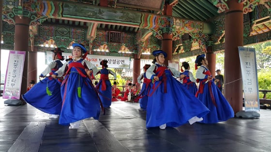 진주성에서 진행된 '우리 춤 우리 가락 한마당' 공연 현장. /사진제공=진주시