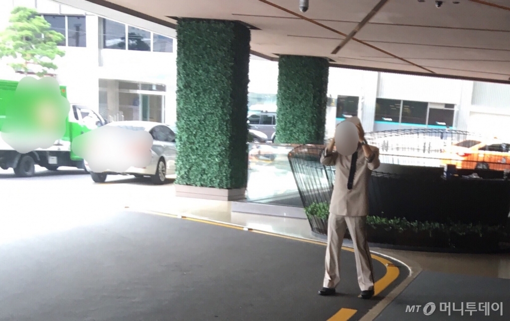 인형탈을 쓴 전단지 아르바이트생이 서울 중구 명동 한복판서 전단지를 나눠주고 있다./사진=남형도 기자