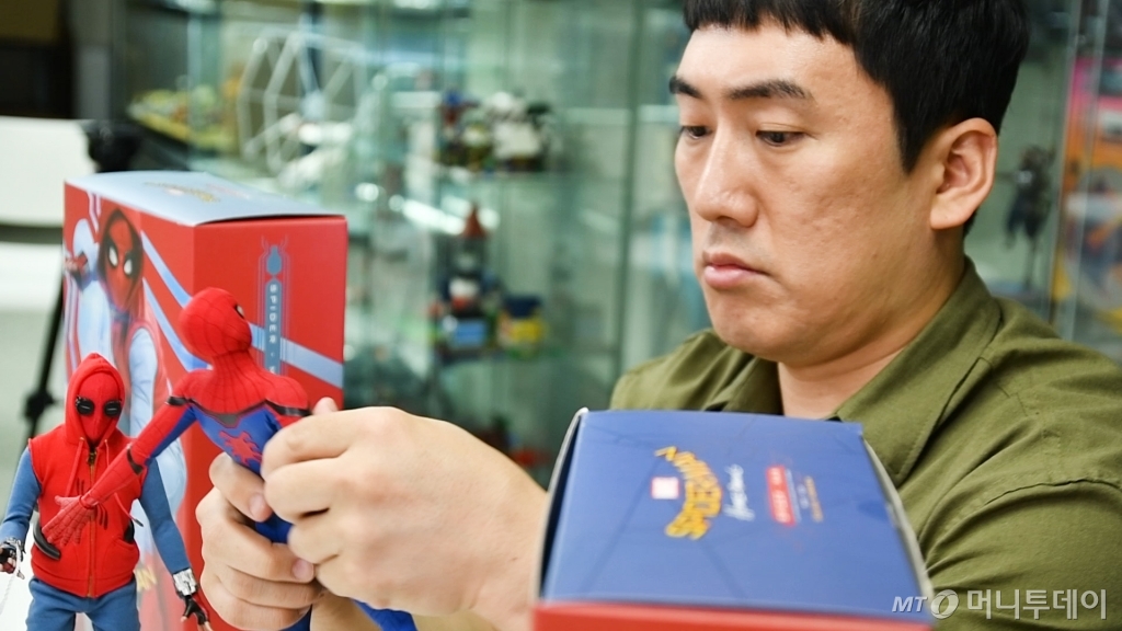 방송을 통해 피규어를 리뷰하는 개그맨 이상훈씨. /사진=이상봉 기자