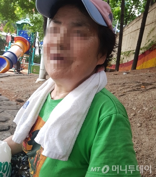 뜨거운 방 안에 있을 수 없어 밖으로 나온 강춘자(78)씨. 하지만 더위를 피해 나온 공원에서도 땀이 비오듯 흘렀다./사진=박가영 인턴기자