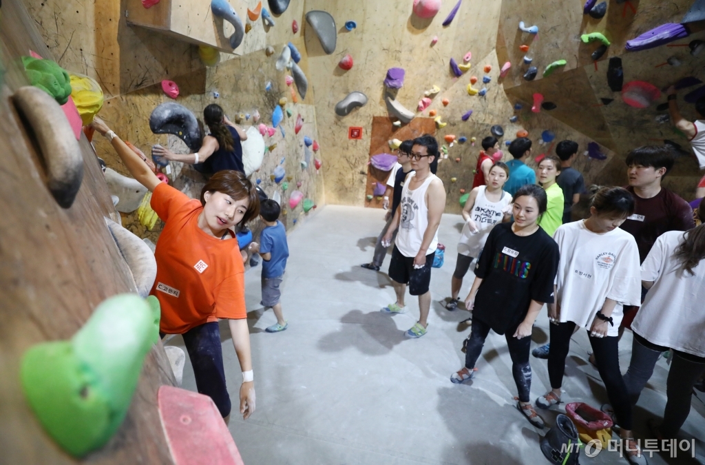 지난 1일 주 52시간 노동시대를 맞아 저녁이 있는 삶이 시작됐다. 근로시간 단축 이틀째인 지난 2일 경기 고양시 덕양구 '삼송 클라이밍짐 맑음'에서 클라이머들이 볼더링 파티를 즐기고 있다. /사진=뉴시스