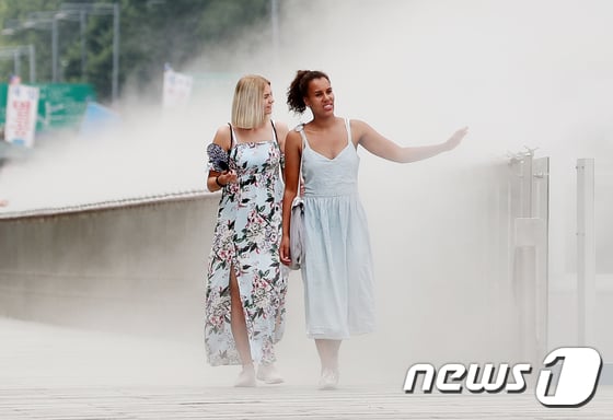 [사진]계속되는 폭염 '한국 너무 더워요' - 머니투데이
