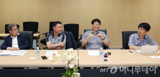 지난 26일 서울 중구 남대문로5가 한국원자력환경공단 기금관리센터 대회의실에서 열린 ‘에너지전환 마침표, 사용후핵연료 해법찾기’ 전문가 좌담에서 참석자들이 바람직한 사용후핵연료 관리 정책에 대해 논의하고 있다. 사진 오른쪽부터 안재훈 환경운동연합 에너지국 부장, 은재호 한국행정연구원 대외부원장 겸 한국갈등학회 회장(고준위방사성폐기물 관리 기본계획 재검토준비단장), 정주용 한국교통대 행정학 교수, 조병옥 한국원자력환경공단 부이사장./사진=김창현 기자