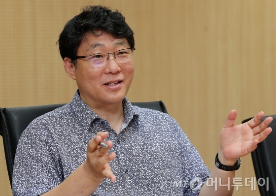 은재호 고준위방사성폐기물 관리 기본계획 재검토준비단장(한국행정연구원 대외부원장 겸 한국갈등관리학회장)이 지난 26일 서울 중구 남대문로5가 한국원자력환경공단 기금관리센터 대회의실에서 열린 ‘에너지전환 마침표, 사용후핵연료 해법찾기’ 전문가 좌담에서 바람직한 사용후핵연료 관리 정책에 대해 말하고 있다./사진=김창현 기자