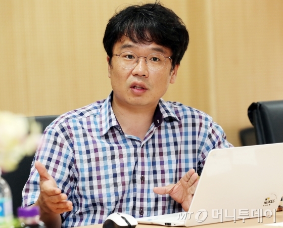 안재훈 환경운동연합 에너지국 부장이 지난 26일 서울 중구 남대문로5가 한국원자력환경공단 기금관리센터 대회의실에서 열린 ‘에너지전환 마침표, 사용후핵연료 해법찾기’ 전문가 좌담에서 바람직한 사용후핵연료 관리 정책에 대해 말하고 있다./사진=김창현 기자