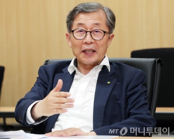 조병옥 한국원자력환경공단 부이사장이 지난 26일 서울 중구 남대문로5가 한국원자력환경공단 기금관리센터 대회의실에서 열린 ‘에너지전환 마침표, 사용후핵연료 해법찾기’ 전문가 좌담에서 바람직한 사용후핵연료 관리 정책에 대해 말하고 있다./사진=김창현 기자
