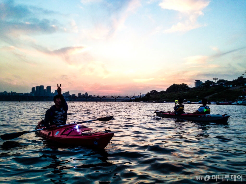 '시티 나이트 카약'은 한강에서 노을을 바라보며 즐길 수 있다. /사진제공=프렌트립
