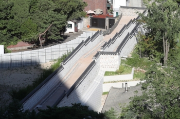 아관파천 당시 고종이 러시아 공사관으로 거처를 옮길 때 사용했던 것으로 추정되는 일명 '고종의 길'이 8월 1일부터 같은달 말일까지 한 달간 일반에 공개된다.   문화재청(청장 김종진)은 3년간 진행된 '고종의 길' 공사를 마무리하고 10월 정식 개방하기 전에 8월 한 달간 국민에게 시범적으로 공개한다고 밝혔다.  '고종의 길'은 덕수궁 돌담길에서 정동공원과 러시아 공사관까지 이어지는 총 120m의 길로, 덕수궁 선원전 부지가 2011년 미국과 토지교환을 통해 우리나라 소유의 토지가 되면서 그 경계에 석축과 담장을 쌓아 복원했다.   사진은 30일 서울 중구 '고종의 길' 모습. 2018.7.30/뉴스1  <저작권자 © 뉴스1코리아, 무단전재 및 재배포 금지>