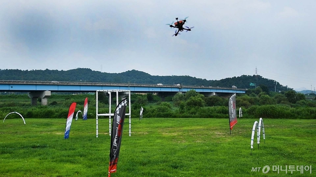 하늘을 나는 드론의 모습. /사진=이상봉 기자