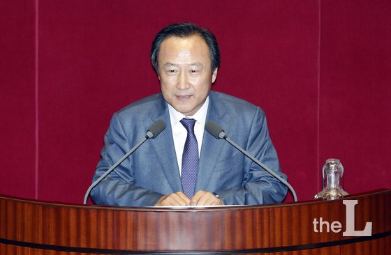 20대 후반기 국회 산업통상자원중소벤처기업위원장에 선출된 홍일표 자유한국당 의원이 16일 오후 서울 여의도 국회에서 열린 본회의에서 당선인사를 하고 있다. 2018.7.16/뉴스1  <저작권자 © 뉴스1코리아, 무단전재 및 재배포 금지>