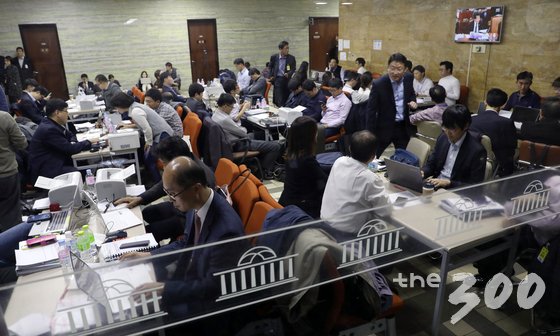 카허 카젬 한국지엠(GM) 사장이 23일 오후 서울 여의도 국회에서 열린 정무위원회의 한국산업은행·중소기업은행에 대한 국정감사에 출석해 의원들의 질의에 답하고 있다. /사진=이동훈 기자