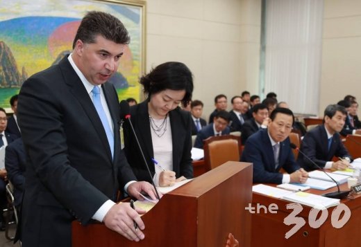 류영진 식품의약품안전처장이 17일 국회에서 열린 보건복지위원회의 식품의약품안전처 등에 대한 국정정감사에서 증인선서를 하고 있다. 2017.10.17/뉴스1  <저작권자 © 뉴스1코리아, 무단전재 및 재배포 금지>