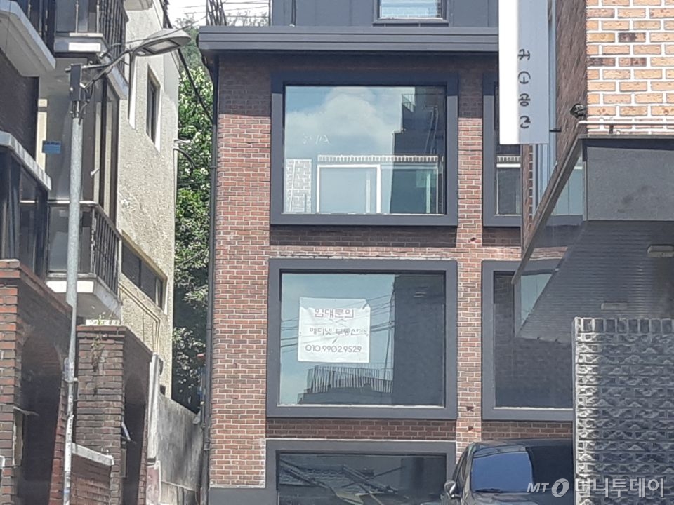 기존 주택을 리모델링한 후 세입자를 찾고 있는 연남동의 주택가. 비싼 홍대의 임대료를 피해 자영업자들이 하나둘 연남동에 둥지를 틀자 단독주택을 근린생활시설로 개조하는 붐이 불었다./사진=김희정 기자 dontsigh@mt.co.kr