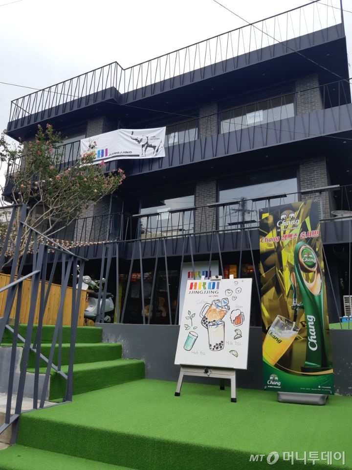 주택을 통으로 매입해 리모델링한 해방촌의 한 건물. 골목이 정비되는 효과도 있지만 인근 임대료는 치솟을 수밖에 없다./사진=김희정 기자 dontsigh@mt.co.kr