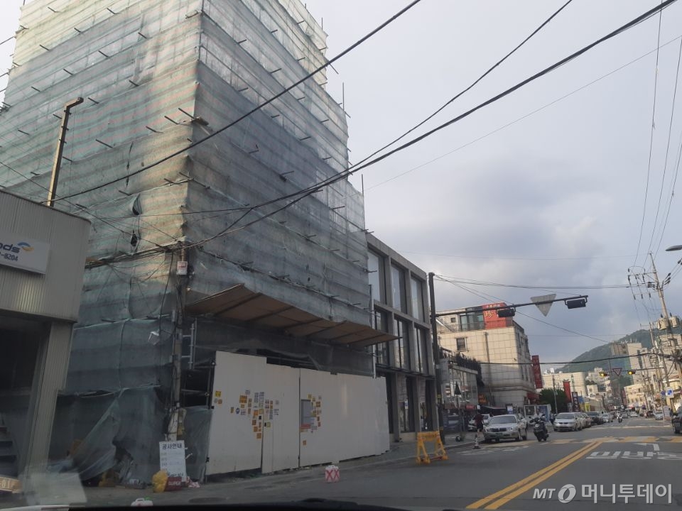 서울 해방촌 일대에선 어렵지 않게 리모델링 중인 건물을 찾아볼 수 있다. /사진=김희정 기자 dontsigh@mt.co.kr