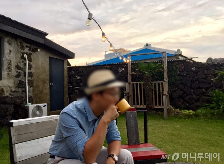제주도를 찾았을 때 커피를 마시며 찍은 과도한 설정샷. 커피를 끊은 지금도 커피를 마시고 싶을 때가 있다./사진=남형도 기자