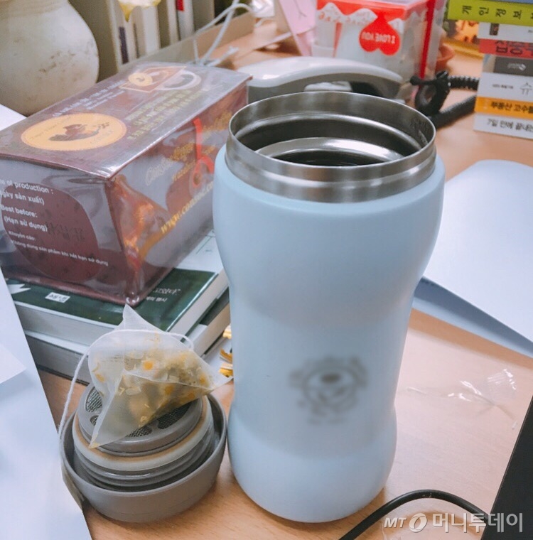 커피 대신 회사 책상 한 구석에 자리 잡고 있는 텀블러와 캐모마일 티백. 심신 안정에 도움을 준다./사진=남형도 기자