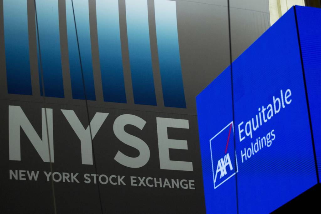 【뉴욕=AP/뉴시스】미 뉴욕 증시 전광판에 10일 이날 기업공개를 한 프랑스의 대형 보험사 AXA 홀딩스가 표시돼 있다. 뉴욕 증시는 이날 기술주들의 주도로 이틀 연속 상승세를 이어가 다우존스 산업평균 지수가 0.80%, S&P 500지수는 0.94%, 나스닥 지수는 0.89% 상승했다. 2018.5.11 <저작권자ⓒ 공감언론 뉴시스통신사. 무단전재-재배포 금지.>