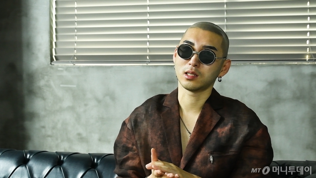 인터뷰를 진행 중인 대머리 디자이너 디크리스. /사진=이상봉 기자