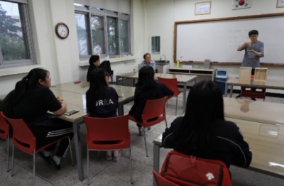김태수 대표가 농아인 학생들에게 수어로 수업 내용을 설명하고 있다./사진제공=메인오브제