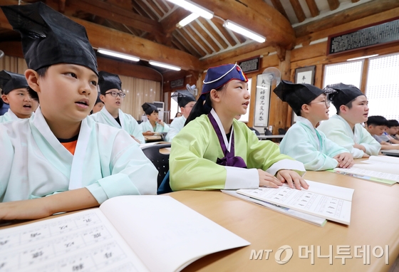 대구 중구 남산동 대구향교 양사재에서 열린 ‘2018년 대구향교 인성교육 및 전통문화 체험교육’에 참가한 초등학생들이 유복을 갖춰 입고 사자소학(四字小學)을 배우고 있다. /사진=뉴스1