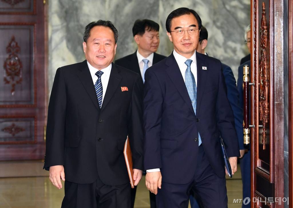 13일 경기도 파주시 판문점 북측 통일각에서 열린 남북 고위급회담에서 조명균 통일부장관과 리선권 조국평화통일위원회(조평통) 위원장이 회담장으로 들어서고 있다. 2018.8.13 판문점 사진공동취재단 (서울신문 박지환)