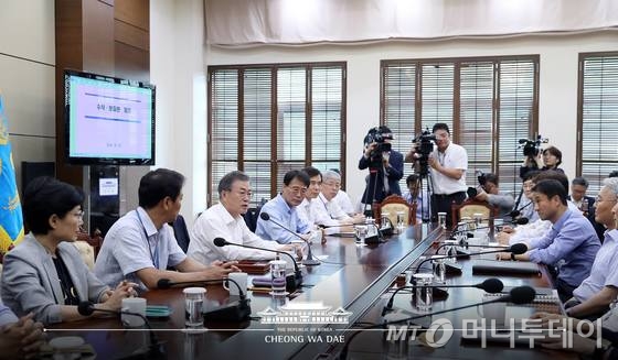 문재인 대통령이 13일 청와대 여민관에서 열린 수석·보좌관 회의에서 모두발언을 하고 있다. (청와대 페이스북) 2018.8.13/뉴스1 <저작권자 © 뉴스1코리아, 무단전재 및 재배포 금지>