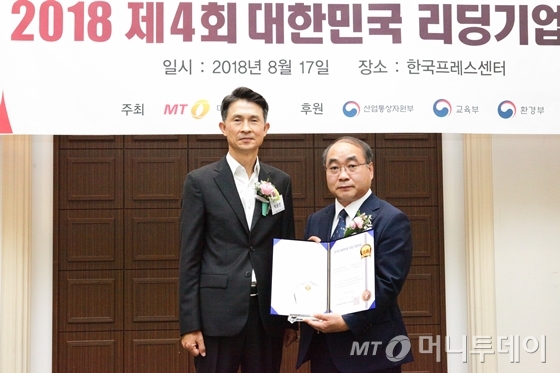 오진식 메디안디노스틱 대표(사진 오른쪽)가 '기술혁신대상 2년 연속상'을 수상하고 박종면 머니투데이 대표와 기념 촬영 중이다/사진=중기협력팀