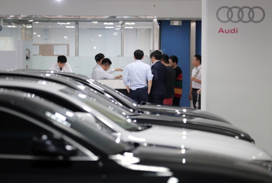 28일 오후 서울의 한 아우디공식인증중고차 전시장을 찾은 시민들이 아우디 A3를 예약하기 위해 줄을 서 있다. 이번에 판매하는 2018년식 아우디 A3 40 TFSI는 국내 시장에 처음으로 선보이는 A3 세단의 부분변경 모델이다./사진=뉴스1