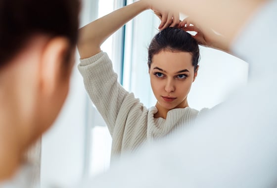 머리 묶는 여성의 모습/사진=게티이미지뱅크