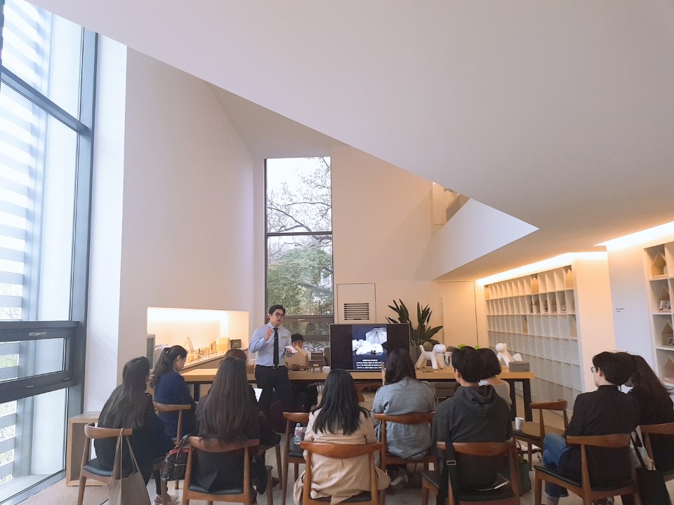 반려동물을 떠나보내거나 준비 중인 반려인들을 위한 펫로스 강연을 하고 있는 강성일 실장의 모습. /사진제공= 펫포레스트