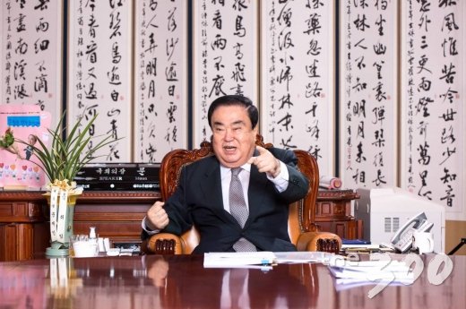 문희상 국회의장이 머니투데이 더300(the300)과 인터뷰를 하고 있다/사진=더리더