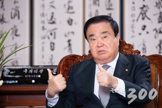 문희상 국회의장이 머니투데이 더300(the300)과 인터뷰를 하고 있다/사진=더리더