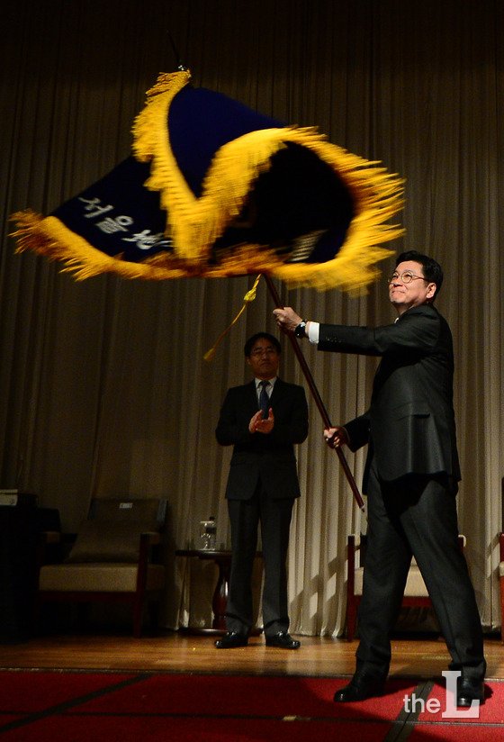 이찬희 변호사가 23일 오후 서울 삼성동 그랜드 인터컨티넨탈 호텔에서 열린 '서울지방변호사회 2017년도 정기총회'에서 제94대 서울지방변호사협회장으로 당선된뒤 깃발을 흔들고 있다. 이 당선자는 총 투표 8420표 중 4503 표를 얻으며 과반을 넘겨 당선됐고 2년간 서울지방변호사협회를 이끌게 된다.  2017.1.23/사진=뉴스1