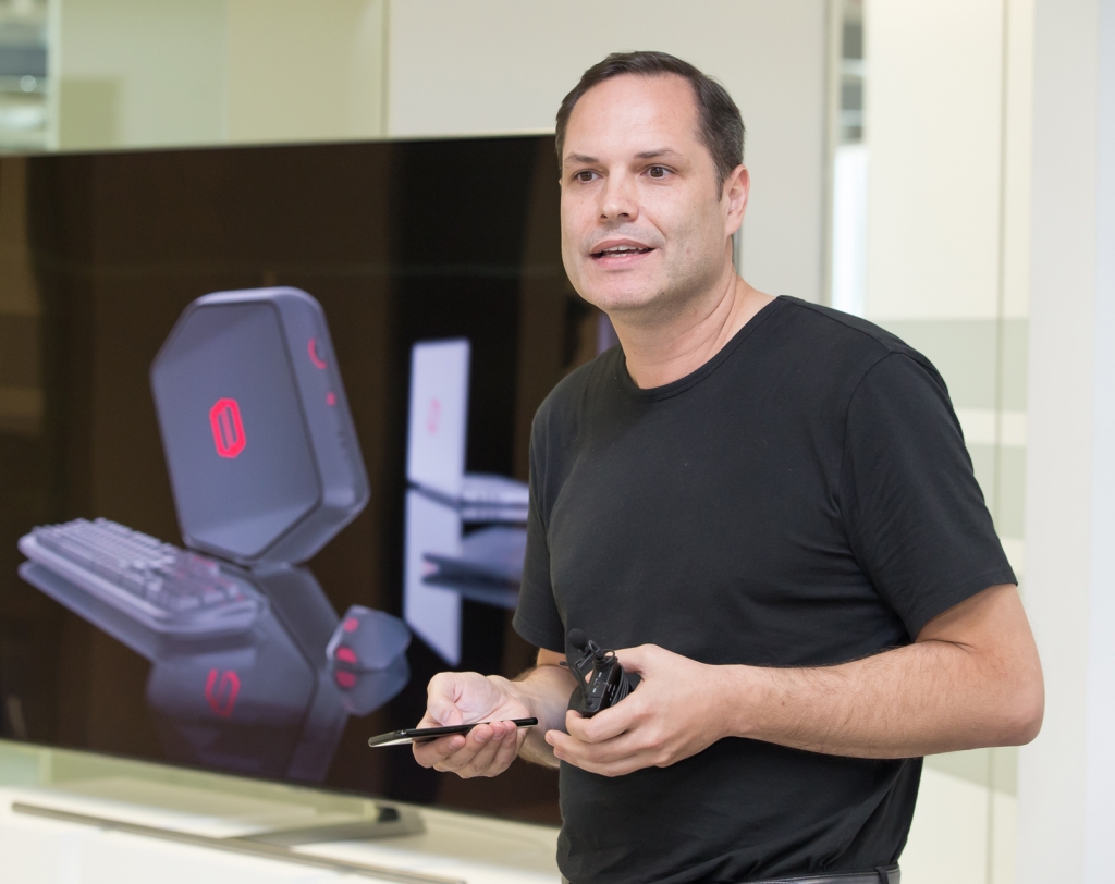 펠릭스 헤크 삼선전자 유럽디자인연구소장이 3일(현지시각) 게이밍 PC 오디세이의 디자인 배경과 향후 전략 등을 설명하고 있다. /사진제공=삼성전자