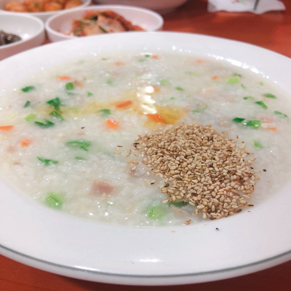 순두부 찌개의 계란을 피하기 위해 고른 닭죽. 하지만 먹고 난 뒤 계란이 풀어져 있다는 사실을 알았다. /사진=유승목 기자
